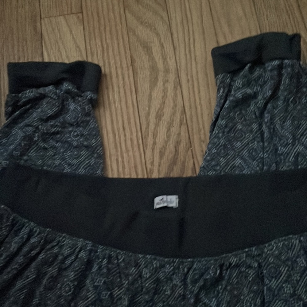 Hollister Soft cuffed Ladies lounge pants. Grays. Large. Well loved,still nice. - Picture 3 of 7